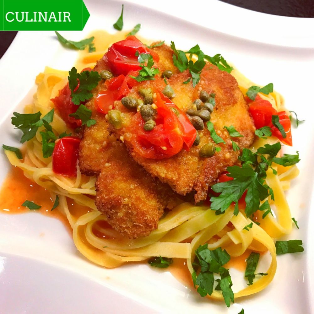 Tagliatelle met kalkoenschnitzeltjes en een saus van witte wijn tomaat citroen boter en kappertjes Tagliatelle met kalkoenschnitzeltjes en een saus van witte wijn tomaat citroen boter en kappertjes
