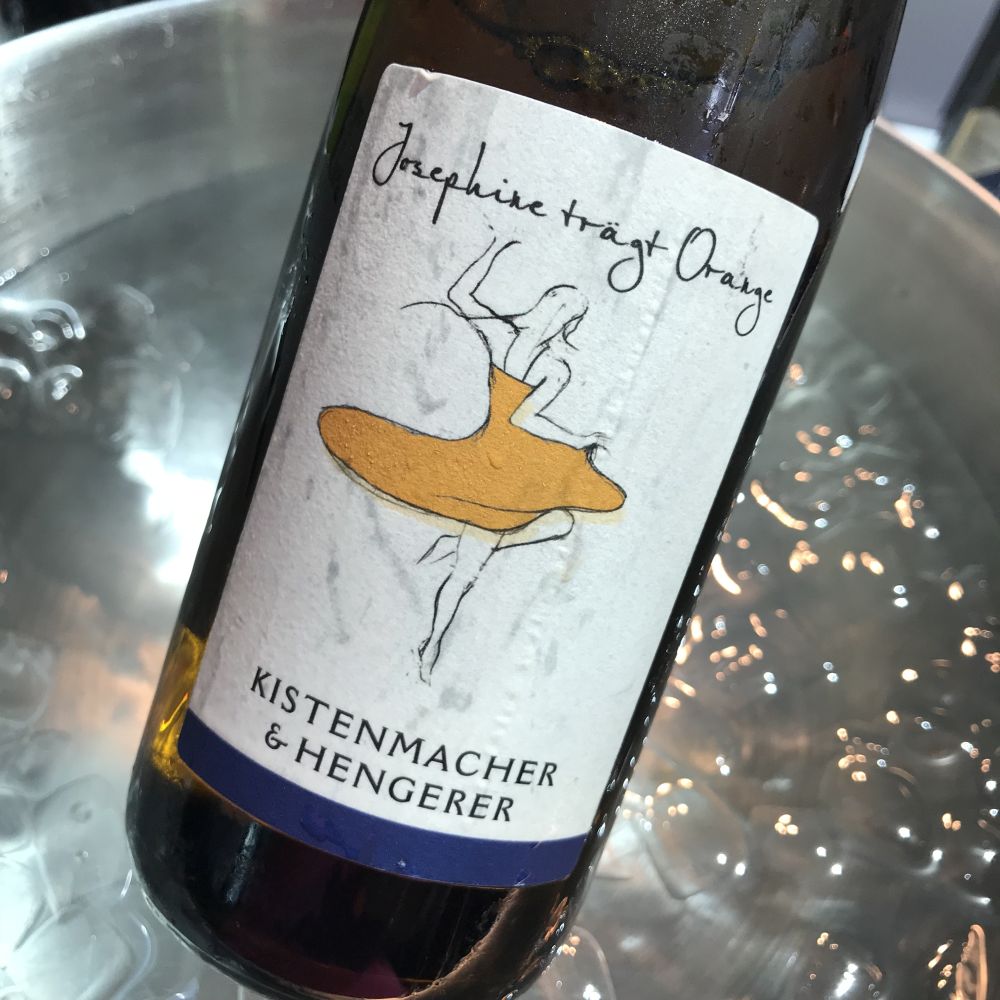 Josephine trägt Orange – Weingut Kistenmacher u Hengerer Josephine trägt Orange - Weingut Kistenmacher u Hengerer