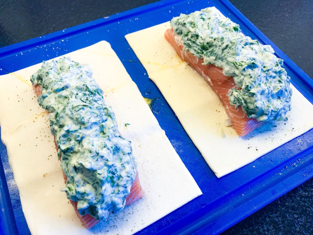 zalm-spinaziepakketjes met dilleroom op Deense wijze zalm-spinaziepakketjes met dilleroom op Deense wijze