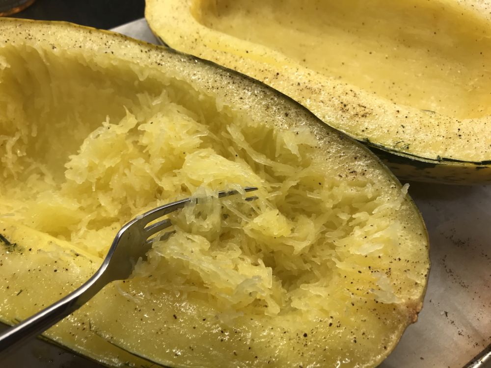 spaghettidraden trekken van de spaghettipompoen spaghettidraden trekken van de spaghettipompoen