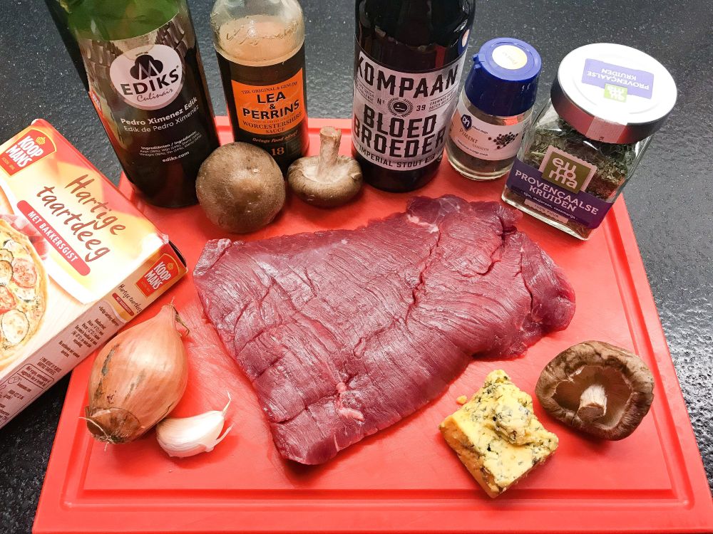 ingrediënten Engelse pie Ingrediënten (2 personen) • 200gr bavette, in reepjes van ca. 5mm • 2EL bloem • Boter om in te braden • Zout en versgemalen peper en (optioneel) een snufje pimentpoeder • 1 uitje, fijn gesnipperd • 1 knoflookteentje, fijn gesnipperd • 100gr shiitake, in plakjes • 1EL tomatenpuree • 1TL Worcestershire sauce • 1TL PX-sherryazijn • 1TL Provençaalse kruiden • 1EL basterdsuiker (optioneel) • Een klein beetje runderbouillon (ca. 150ml van bouillonblokje) of een deel runderbouillon en een deel stout-bier zoals ik deed (ik nam Kompaan Bloedbroer) • 6 vellen deeg voor hartige taart • 75gr Shropshire Blue (of een andere Engelse blauwschimmelkaas zoals Stilton), verbrokkeld • 1 eigeel, losgeklopt