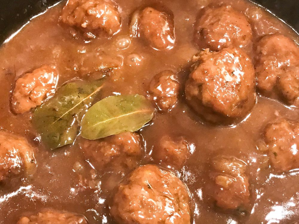 Luikse ballen in uien-rozijnensaus Luikse ballen in uien-rozijnensaus