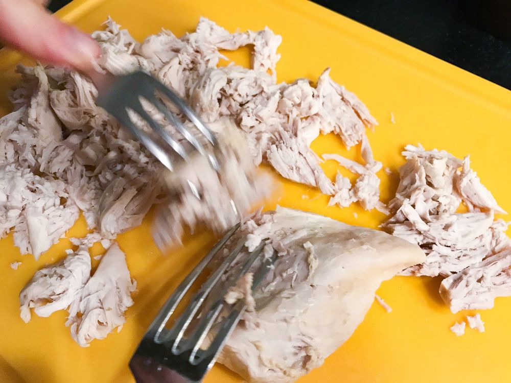 pulled chicken met de vork uit elkaar trekken pulled chicken met de vork uit elkaar trekken