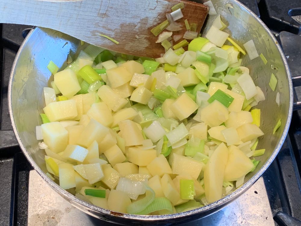 Spaanse aspergesoep binden met aardappel Spaanse aspergesoep binden met aardappel