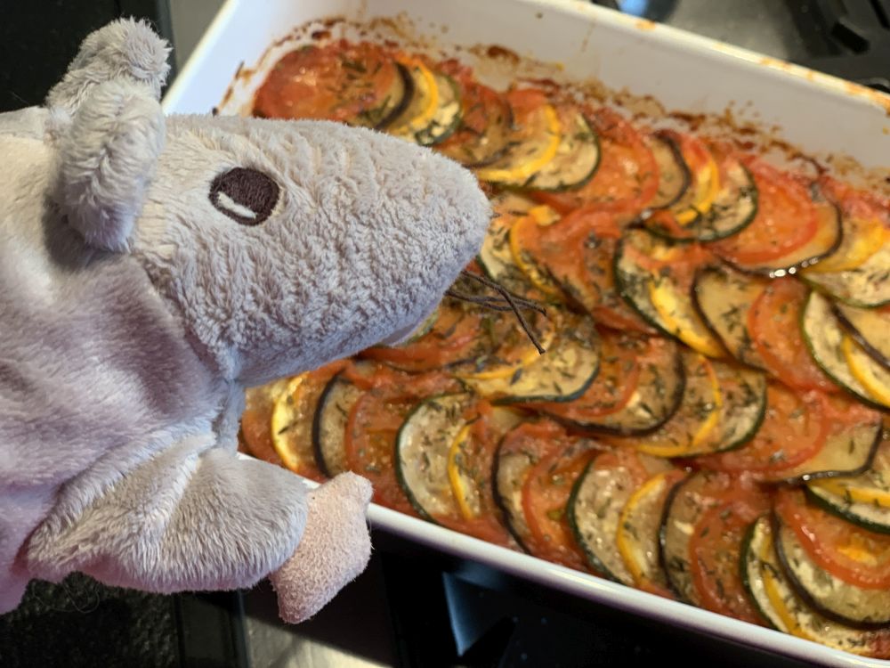 Rémy inspecteert zijn ratatouille Rémy inspecteert zijn ratatouille