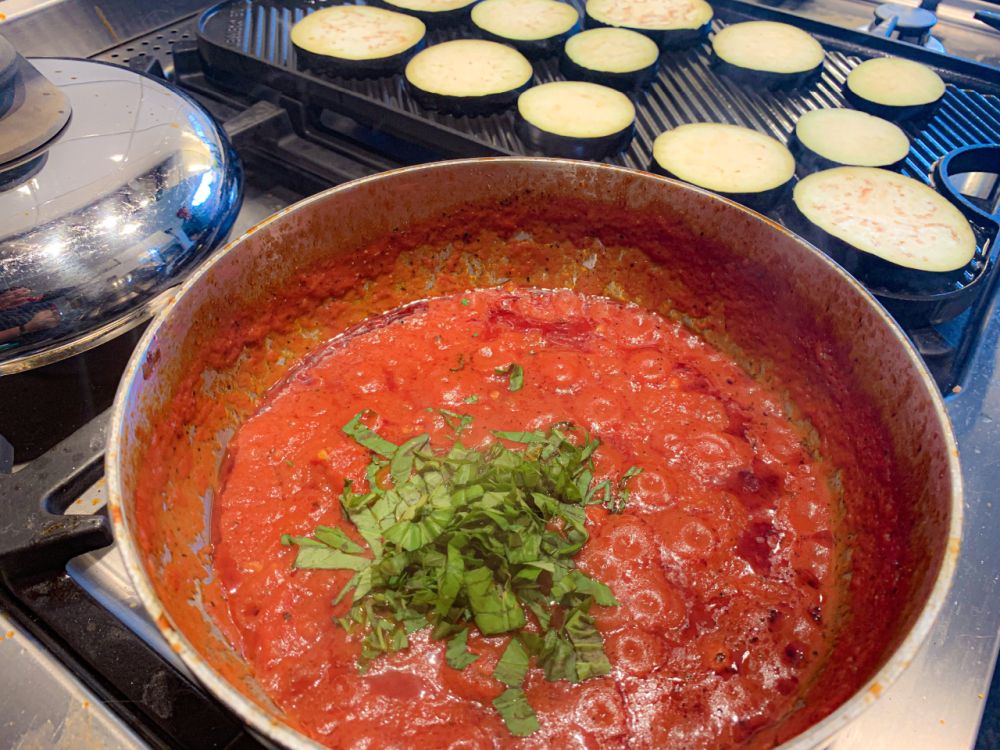 basis tomatensaus voor parmigiano di melanzane