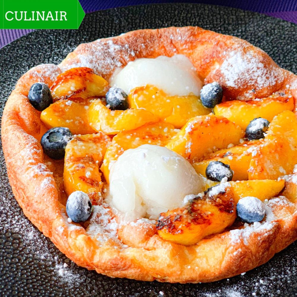 Dutch Baby met perziken en bosbessen Dutch Baby met perziken en bosbessen