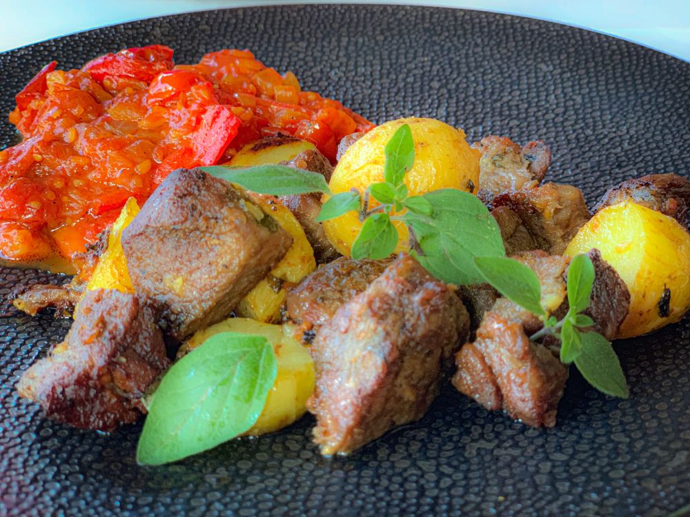 Griekse lamsstoof met paprika-tomatenstoofje Griekse lamsstoof met paprika-tomatenstoofje