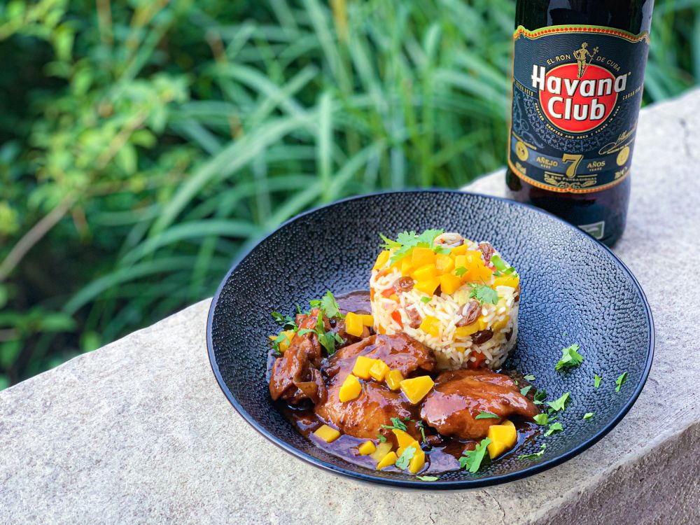 chipotle-rum kip met Caraïbische rijst