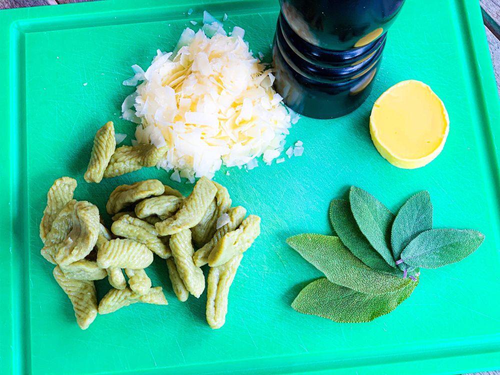 ingrediënten matcha gnocchi met salieboter en Parmezaanse kaas ingrediënten matcha gnocchi met salieboter en Parmezaanse kaas