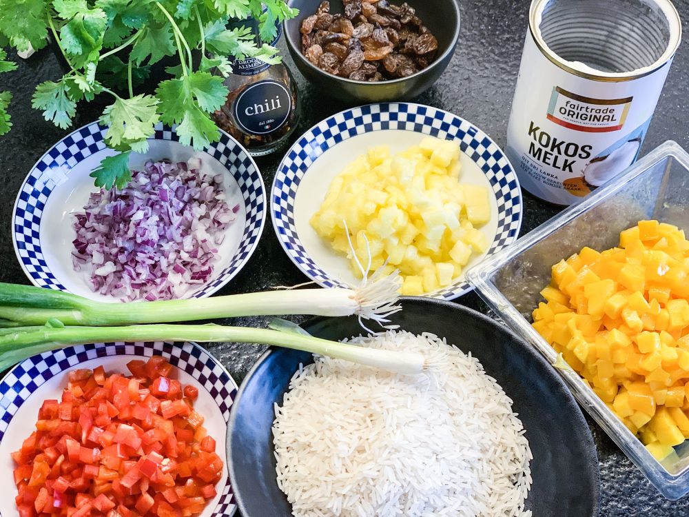 ingrediënten voor romige Caraïbische mango-kokos rijst