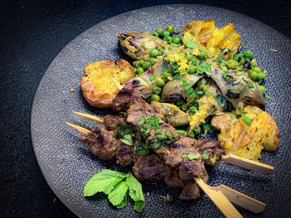 lam met knapperige krieltjes en artisjokken-doperwten salade lam met knapperige krieltjes en artisjokken-doperwten salade