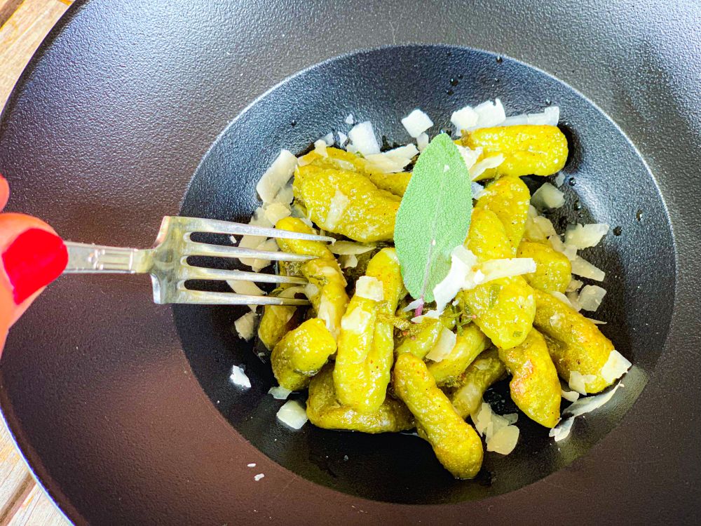 matcha gnocchi met salieboter en Parmezaanse kaas