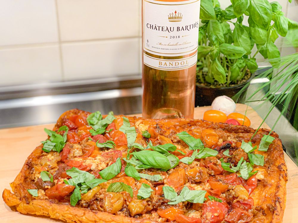 tarte tatin met tomaat en Bandol rosé Château Barthes tarte tatin met tomaat en Bandol rosé Château Barthes