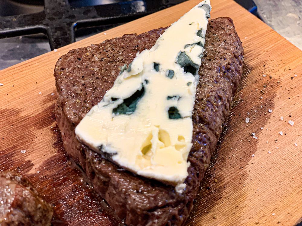 biefstuk met roquefort van de cederhouten ovenplank