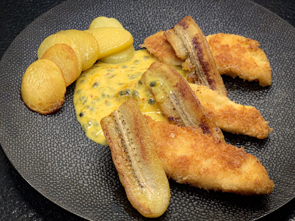 degenvis met banaan en passievruchtensaus degenvis met banaan en passievruchtensaus