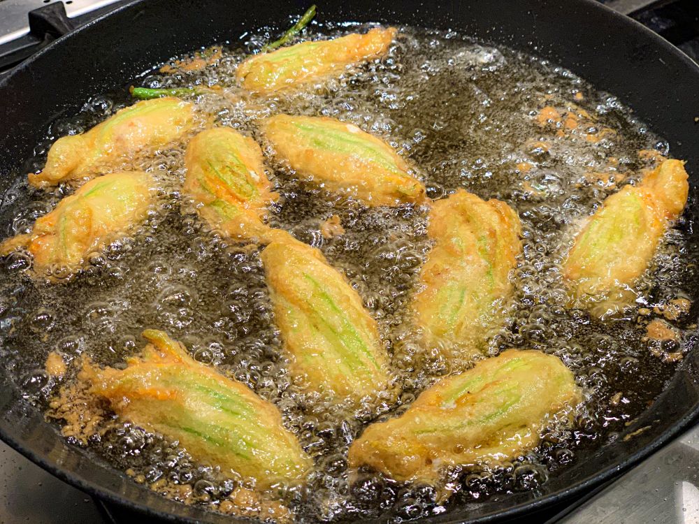 gefrituurde courgettebloemen gefrituurde courgettebloemen