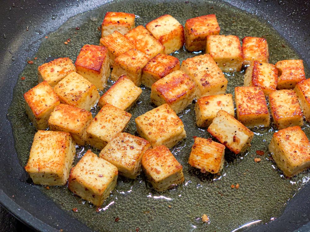 Paneer-kaas bakken Wijntip: als je je gerecht pittig maakt, past een witte wijn met milde zuren en wellicht een heel klein zoetje het beste. Wij kozen voor de 2016 Botanica ‘Mary Delany’ Collection semillon uit Elgin in de Western Cape (Zuid-Afrika). En die bleek nog eens “vegan friendly” ook, dat paste dus extra goed bij de vegetarische Chana Palak Paneer Masala. De van oorsprong Amerikaanse Botanica Wines-oprichtster Ginny Povall kreeg voor deze wijn maar liefst 5 Platter-sterren! De wijn is deels vergist in rvs en deels in oude 400L-vaten en rijpte 9 maanden ‘sur lie’. Deze semillon is een complexe volle wijn, met peer, granny smith, limoen, een vleugje perzik en wat elegante romigheid zonder echte houttonen. Rond door milde zuren, maar met voldoende friacheur voor een mooie levendigheid. Eet smakelijk!
