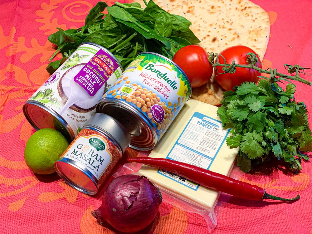 ingrediënten chana palak paneer masala Wijntip: als je je gerecht pittig maakt, past een witte wijn met milde zuren en wellicht een heel klein zoetje het beste. Wij kozen voor de 2016 Botanica ‘Mary Delany’ Collection semillon uit Elgin in de Western Cape (Zuid-Afrika). En die bleek nog eens “vegan friendly” ook, dat paste dus extra goed bij de vegetarische Chana Palak Paneer Masala. De van oorsprong Amerikaanse Botanica Wines-oprichtster Ginny Povall kreeg voor deze wijn maar liefst 5 Platter-sterren! De wijn is deels vergist in rvs en deels in oude 400L-vaten en rijpte 9 maanden ‘sur lie’. Deze semillon is een complexe volle wijn, met peer, granny smith, limoen, een vleugje perzik en wat elegante romigheid zonder echte houttonen. Rond door milde zuren, maar met voldoende friacheur voor een mooie levendigheid. Eet smakelijk!