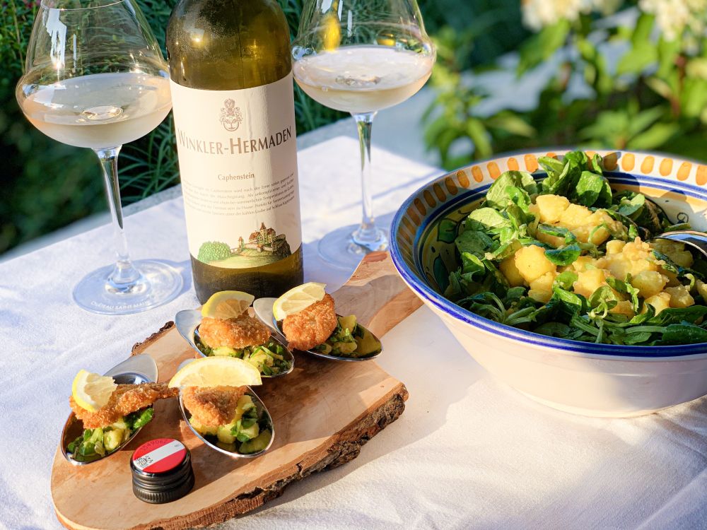 mini-schnitzel met Oostenrijkse aardappelsalade en Zweigelt blanc de noir Caphaden van Winkler-Hermaden mini-schnitzel met Oostenrijkse aardappelsalade en Zweigelt blanc de noir Caphaden van Winkler-Hermaden