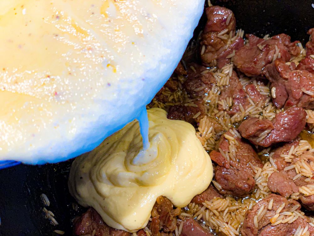 yoghurt-eimengsel bij lam en rijst yoghurt-eimengsel bij lam en rijst