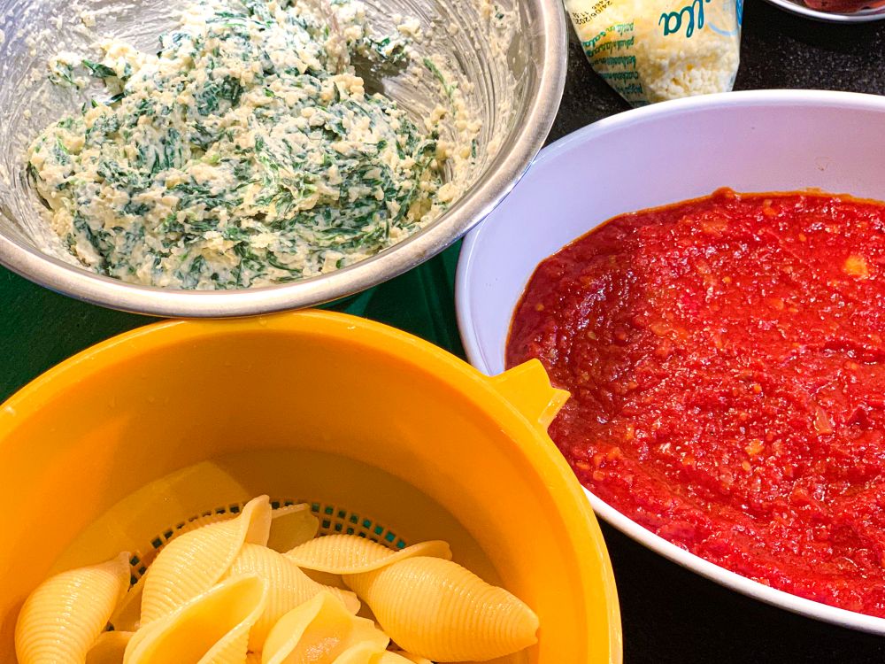 conchiglioni met ricotta-spinazie en tomatensaus conchiglioni met ricotta-spinazie en tomatensaus