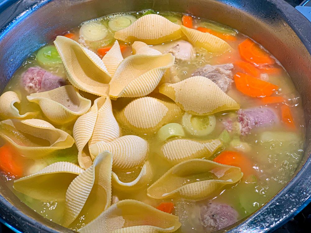 escudella met Italiaanse conchiglioni
