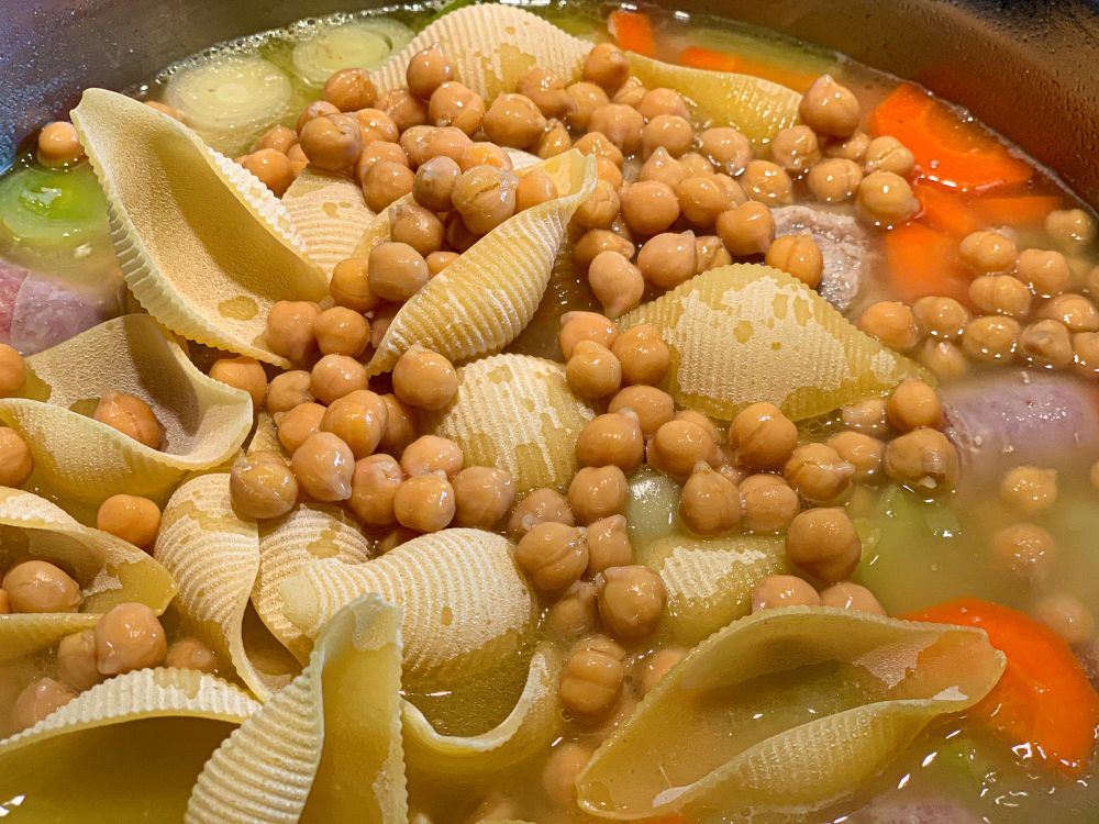 escudella – pasta en kikkererwten toevoegen escudella - pasta en kikkererwten toevoegen