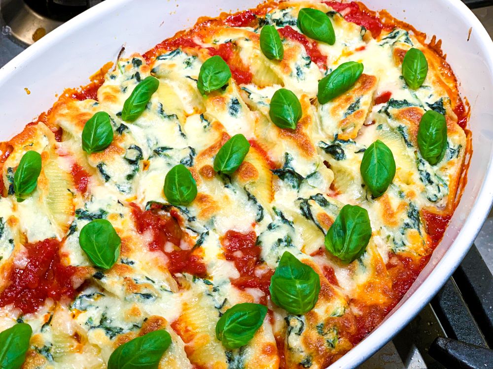 gevulde pastaschelpen met tomatensaus en basilicum