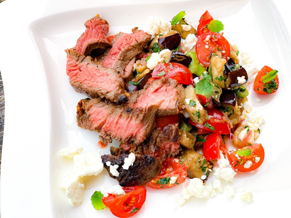 salade aubergine en tomaat met gegrilde bavette salade aubergine en tomaat met gegrilde bavette