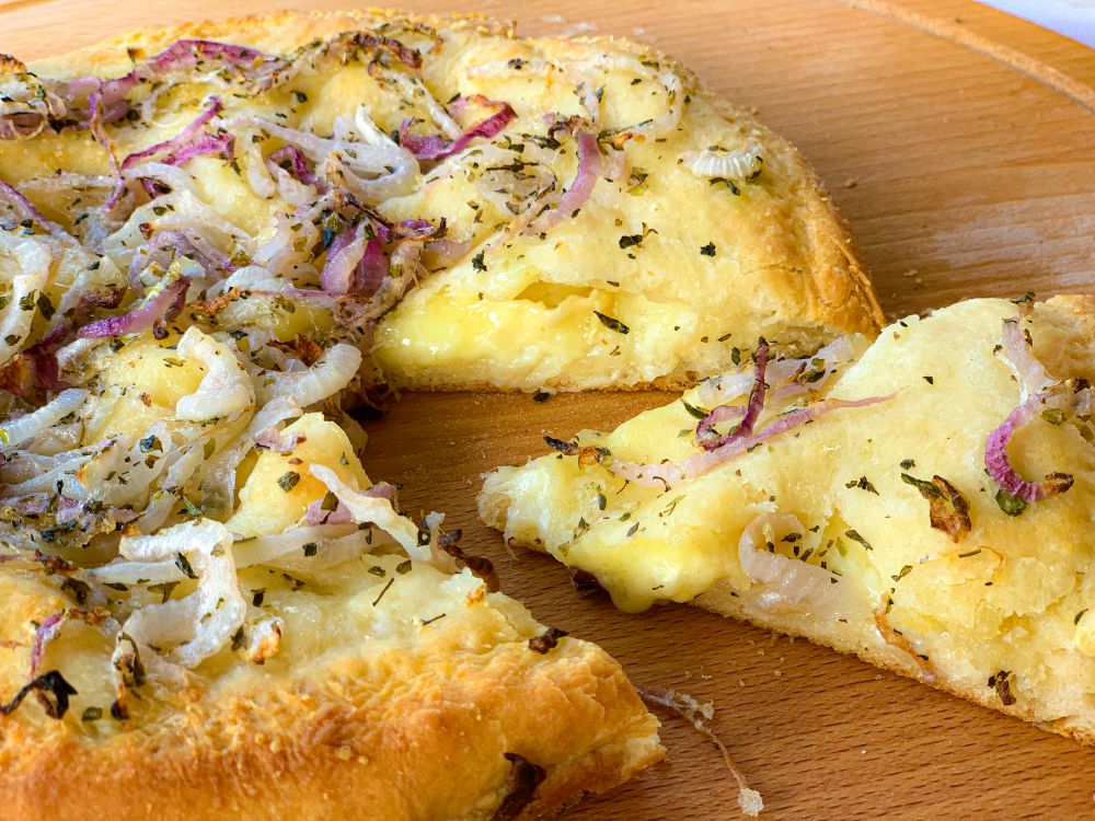 fugazza – gevulde pizza met kaas en uien fugazza - gevulde pizza met kaas en uien