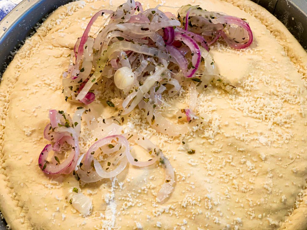 fugazzeta beleggen met ui en Parmezaanse kaas fugazzeta beleggen met ui en Parmezaanse kaas