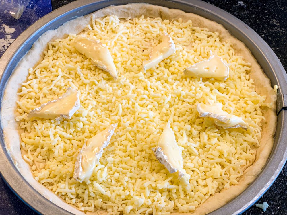 fugazzeta met mozzarella en brie fugazzeta met mozzarella en brie