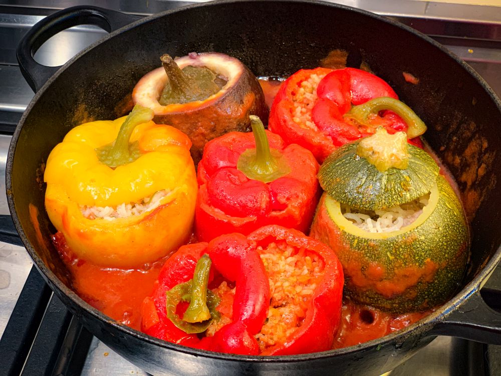 gevulde groentendolmas in tomatensaus na 1 uur stoven gevulde groentendolmas in tomatensaus na 1 uur stoven