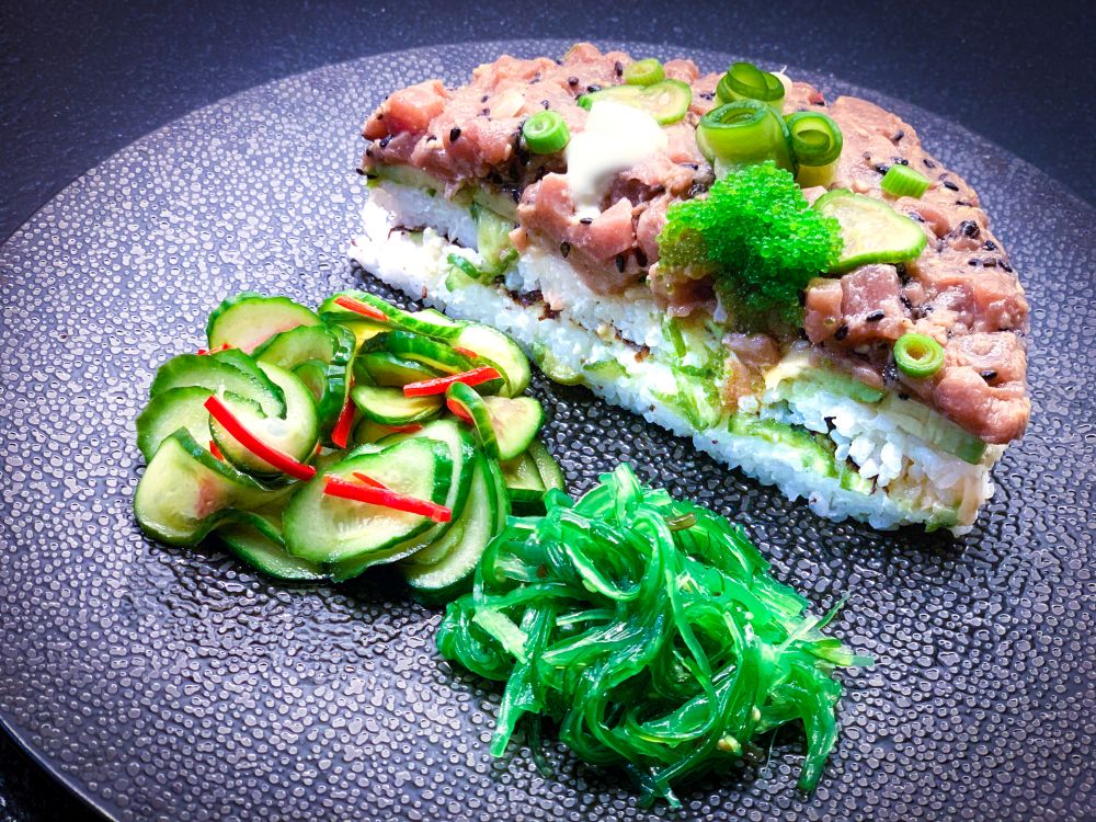 sushitaart met komkommersalade en wakame sushitaart met komkommersalade en wakame