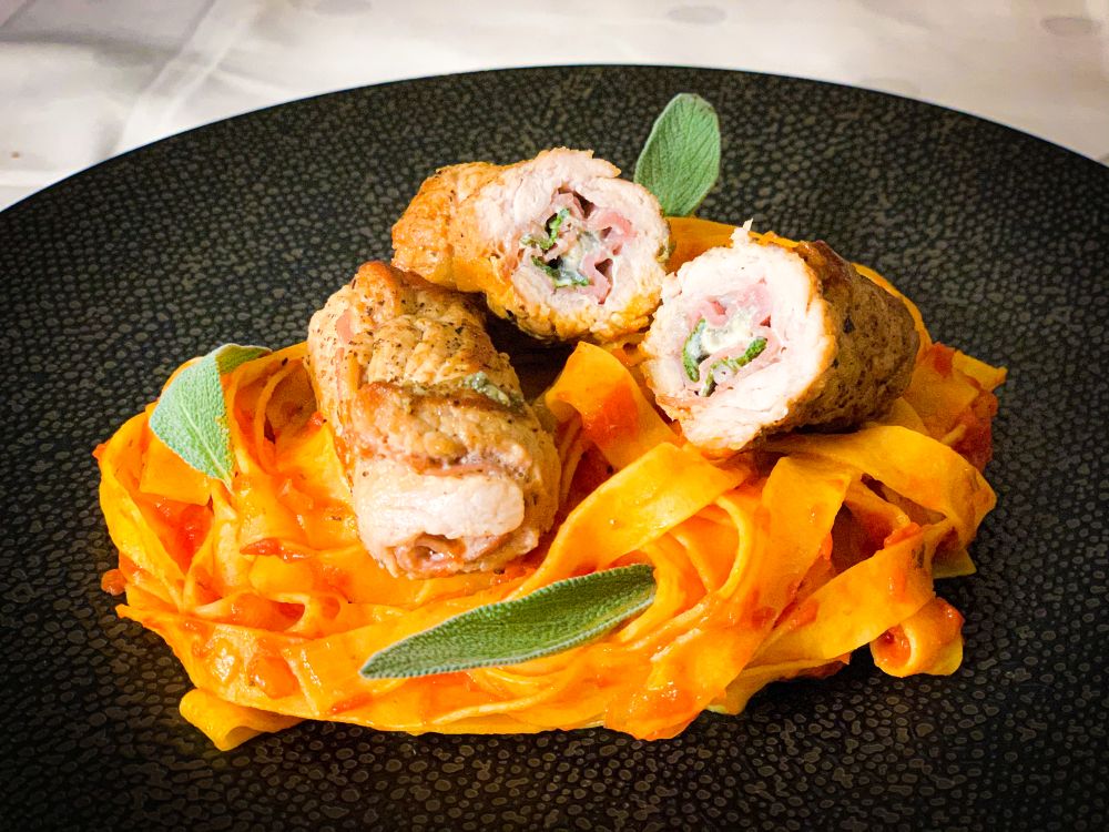 Gevulde kalfsrolletjes met pasta en tomatensaus Gevulde kalfsrolletjes met pasta en tomatensaus