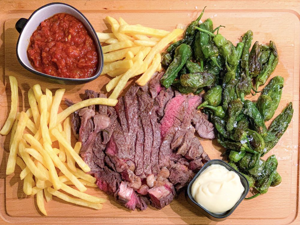ribeye met salsa brava en pimientos de Padrón ribeye met salsa brava en pimientos de Padrón