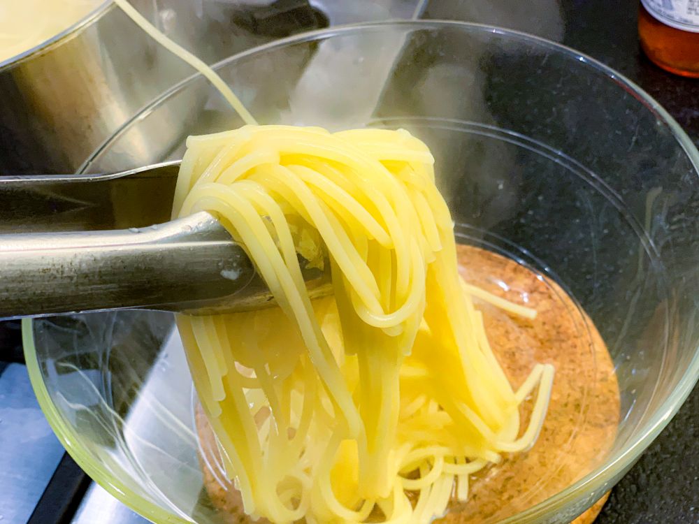spaghetti carbonara – pasta in schaal overdoen spaghetti carbonara - pasta in schaal overdoen