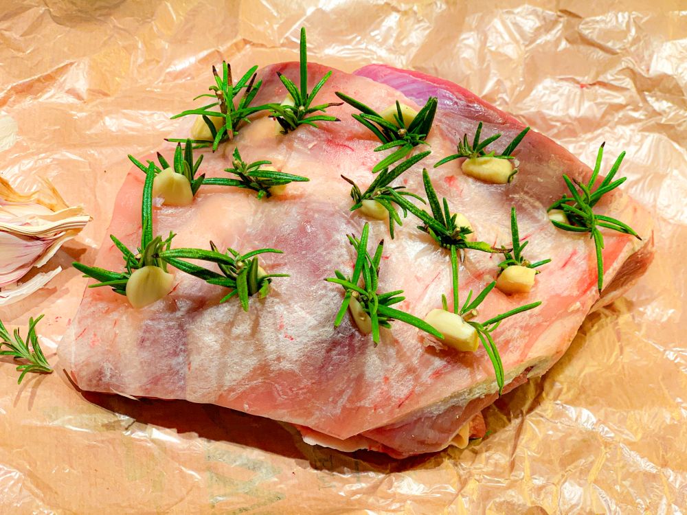 Lamsbout met knoflook en rozemarijn Lamsbout met knoflook en rozemarijn
