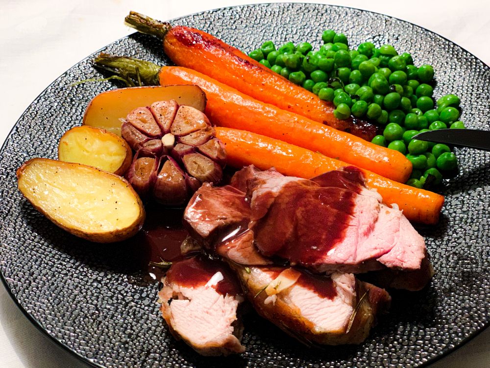 Lamsbout met knoflook saus en garnituur Lamsbout met knoflook saus en garnituur