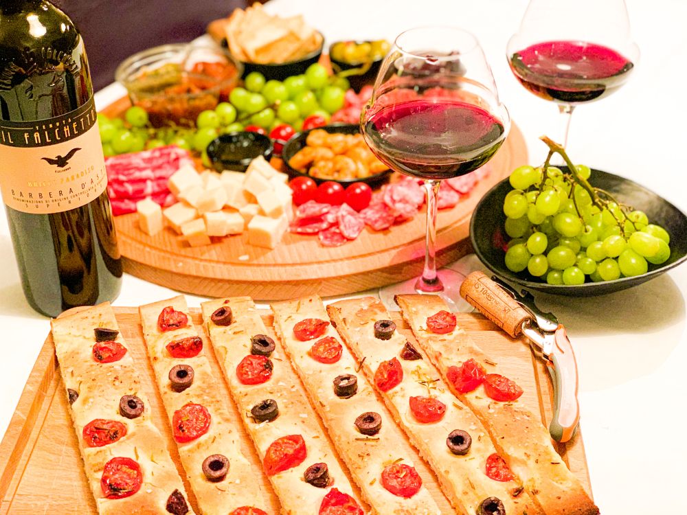 Barbera d-Asti bij Italiaanse borrelplank Barbera d-Asti bij Italiaanse borrelplank