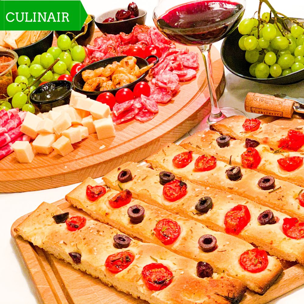 Focaccia met tomaat olijven en rozemarijn Focaccia met tomaat olijven en rozemarijn