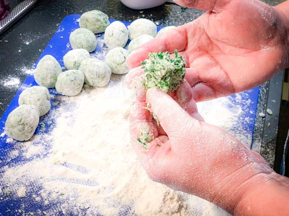 Gnudi-balletjes maken