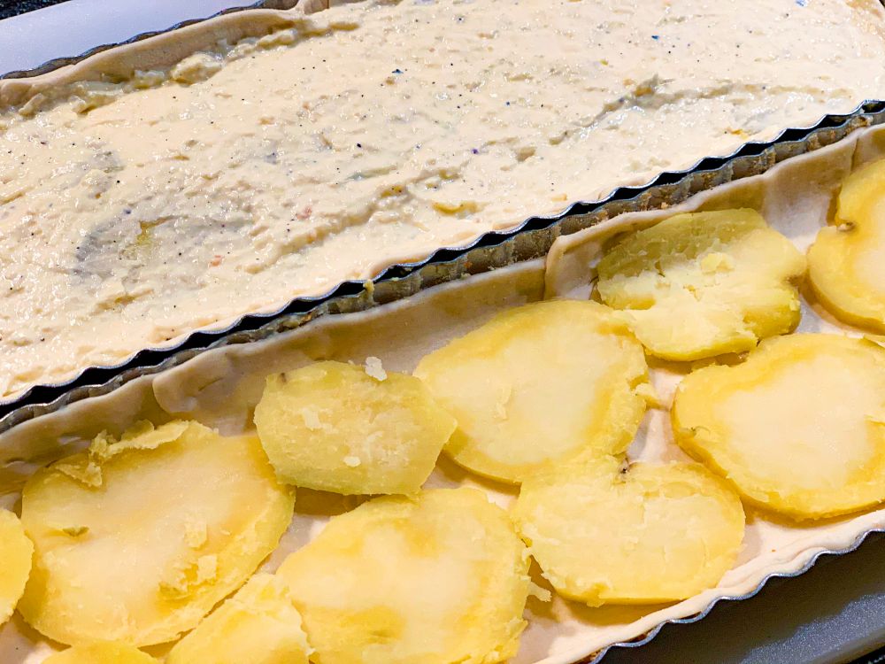 Hartige taart beleggen met aardappel en ricottamengsel Hartige taart beleggen met aardappel en ricottamengsel