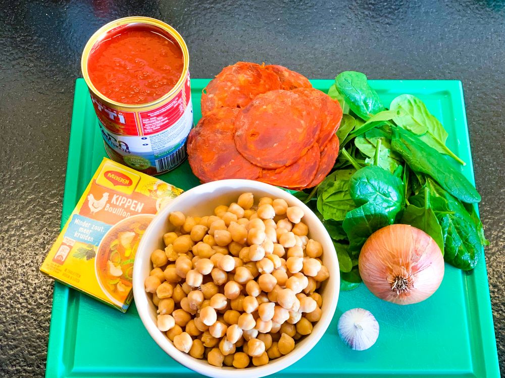 Ingrediënten Spaanse kikkererwten-chorizo soep Ingrediënten Spaanse kikkererwten-chorizo soep