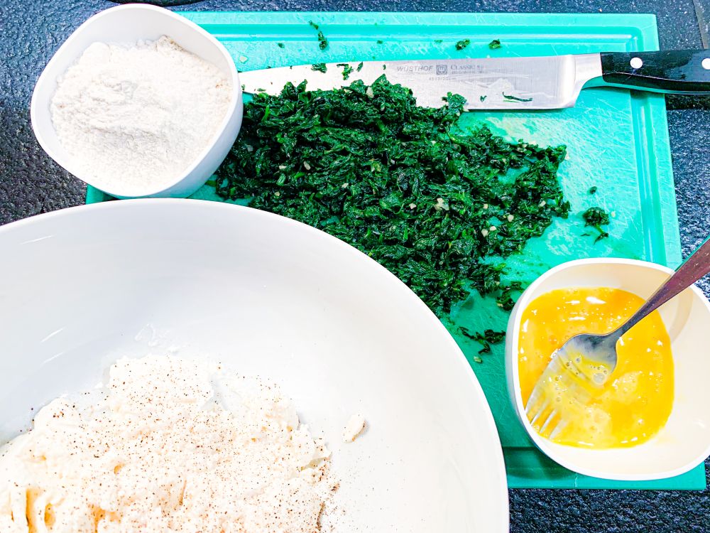 Ingrediënten Toscaanse gnudi met ricotta en spinazie Ingrediënten Toscaanse gnudi met ricotta en spinazie