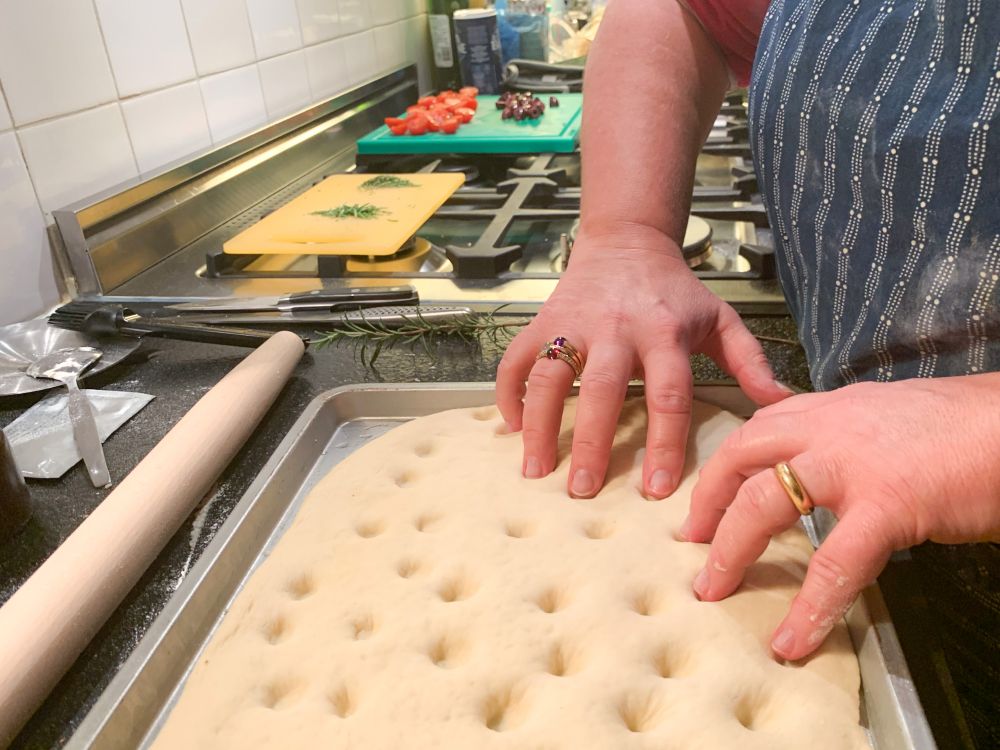 Kuiltjes in focaccia-deeg maken Kuiltjes in focaccia-deeg maken