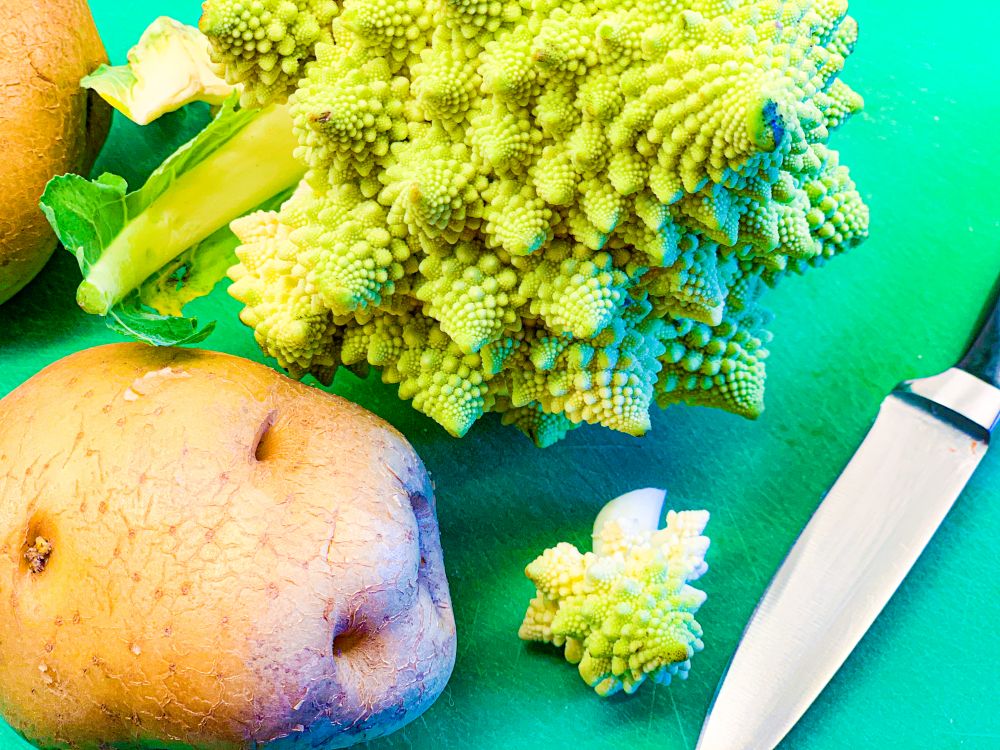 Romanesco in roosjes snijden Romanesco in roosjes snijden
