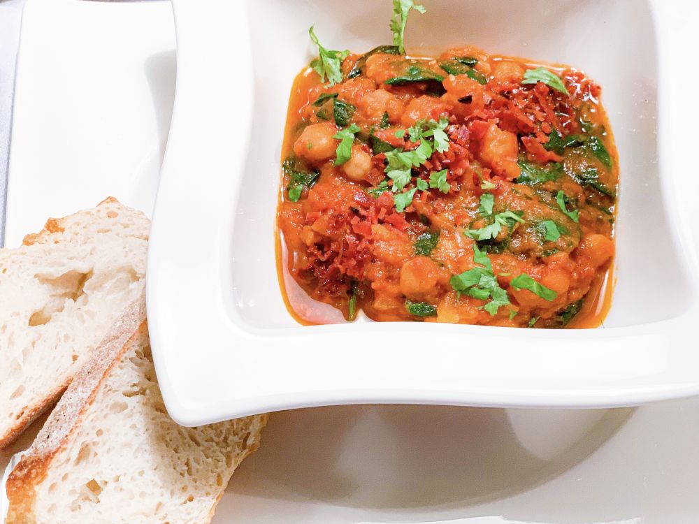 Sopa de garbanzos y chorizo Sopa de garbanzos y chorizo