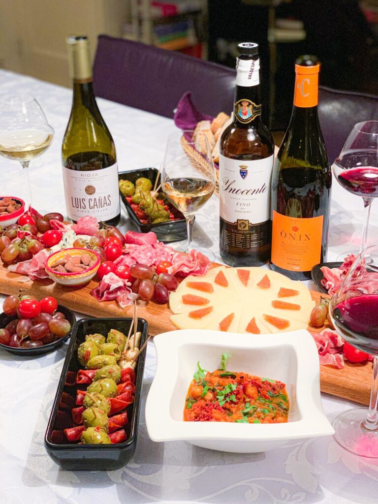 Spaanse borrelplank met Spaanse specialiteiten Spaanse borrelplank met Spaanse specialiteiten